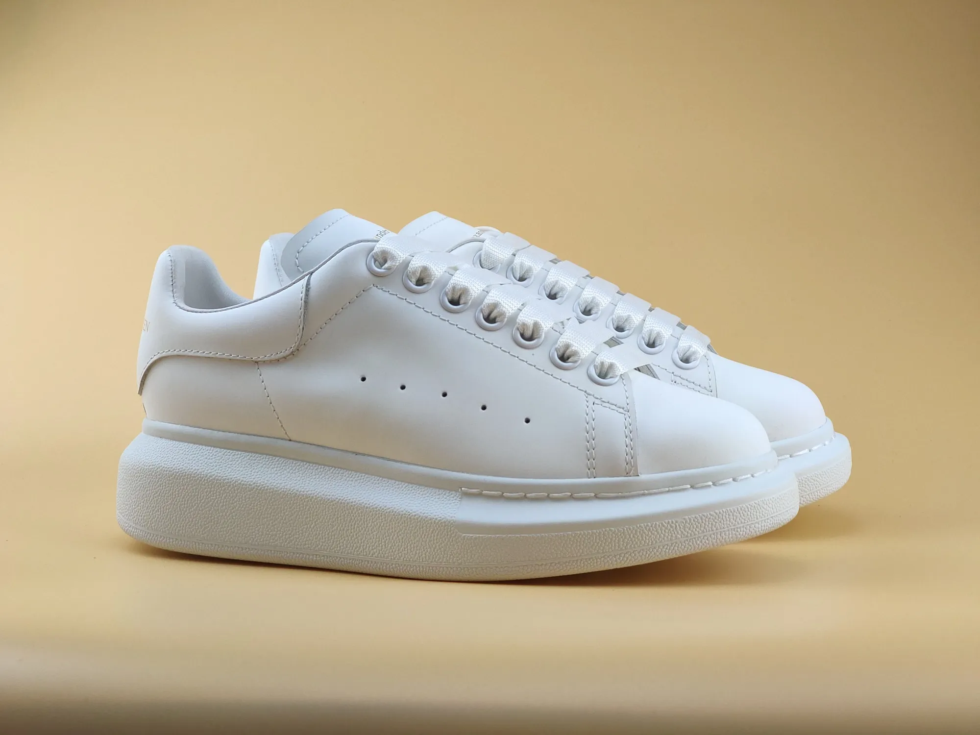 👟👟Ex-factory price 480 👟👟 ALEXANDER MQUEEN (McQueen) 🎉The highest quality silk cowhide version on the market🎊, imported water-dyed sheepskin inside, 1:1 replica at the counter, star style T stage catwalk, a must-have for fashionistas , the original high-temperature and ultra-clear air pressure logo on the foot, absolutely counter-matched version, the arc of the back bag is truly genuine 0⃣ difference, using an exclusive privately molded double-layer vacuum outsole, which is light on the foot and has excellent rebound! Running🏃✈The first choice item for outdoor sports💅💅Trend and fashion coexist📣Female style: 35-39, male style: 39-44 with original packaging
